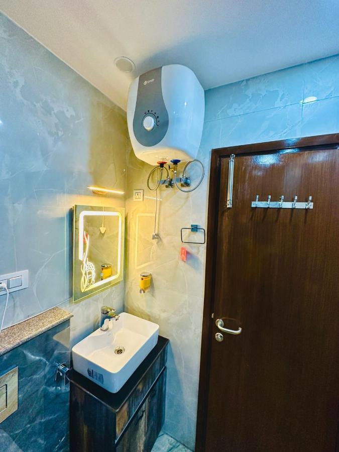 Hotel Samrat Residency 10 Mints Walking Distance Nizamuddin Railway Station Нью-Делі Екстер'єр фото