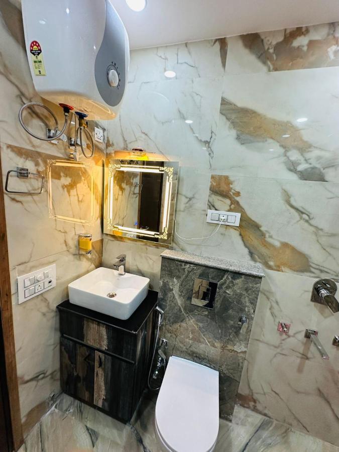 Hotel Samrat Residency 10 Mints Walking Distance Nizamuddin Railway Station Нью-Делі Екстер'єр фото