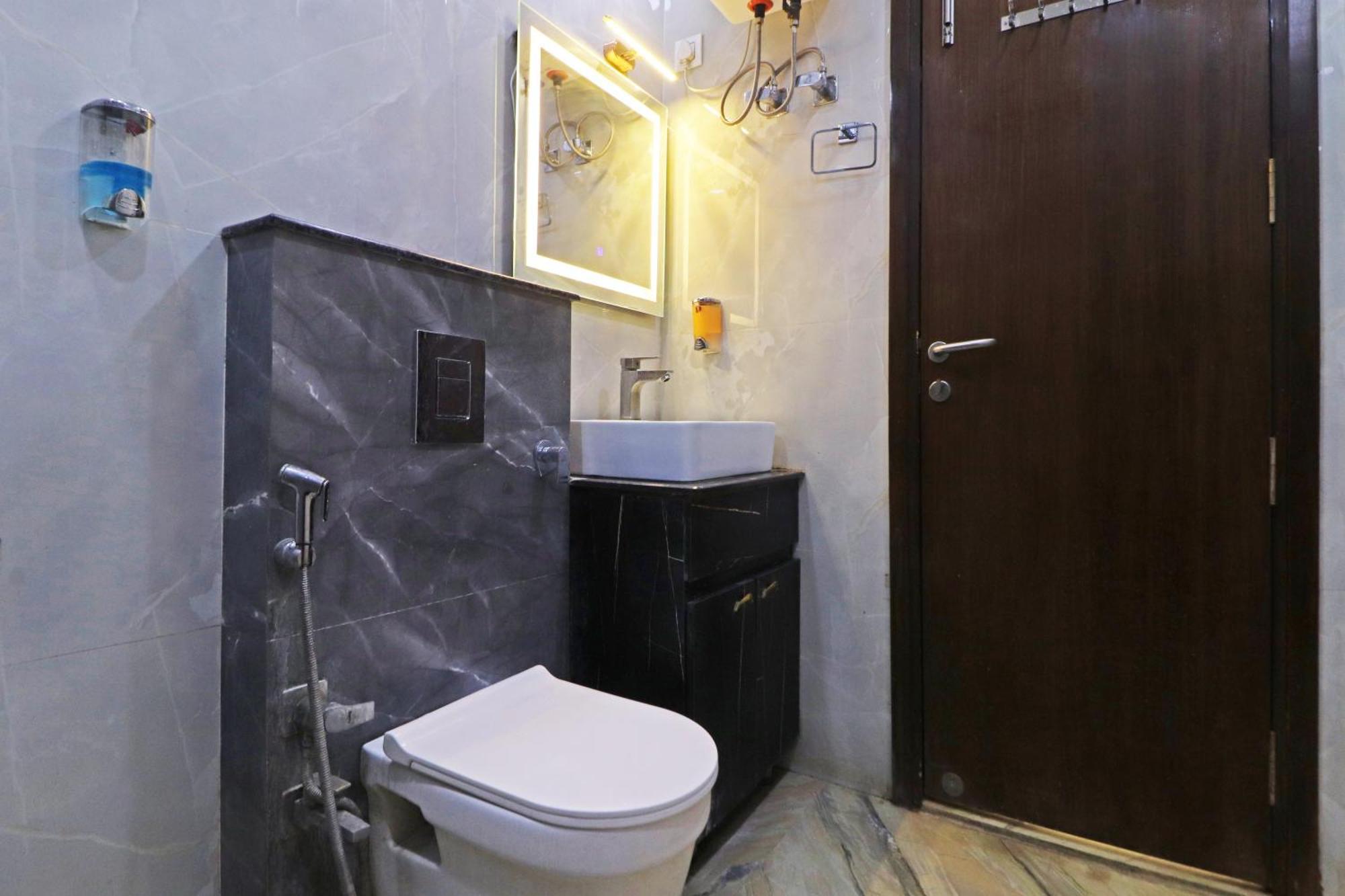 Hotel Samrat Residency 10 Mints Walking Distance Nizamuddin Railway Station Нью-Делі Екстер'єр фото