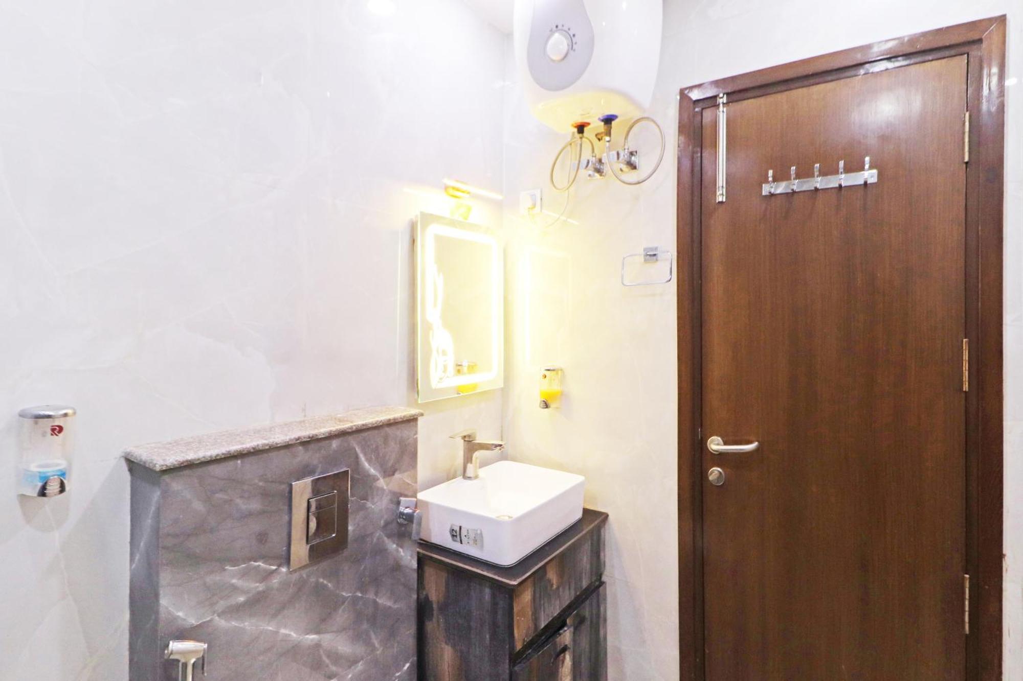 Hotel Samrat Residency 10 Mints Walking Distance Nizamuddin Railway Station Нью-Делі Екстер'єр фото