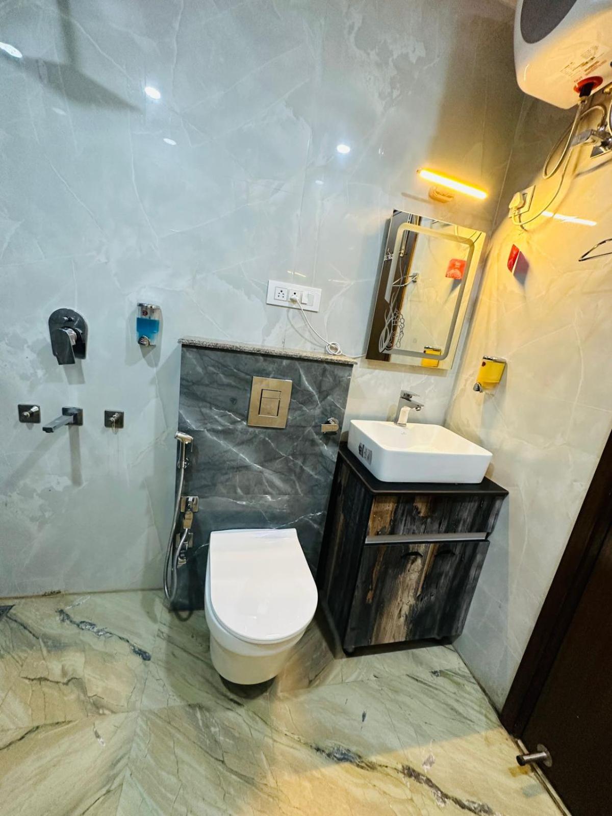 Hotel Samrat Residency 10 Mints Walking Distance Nizamuddin Railway Station Нью-Делі Екстер'єр фото