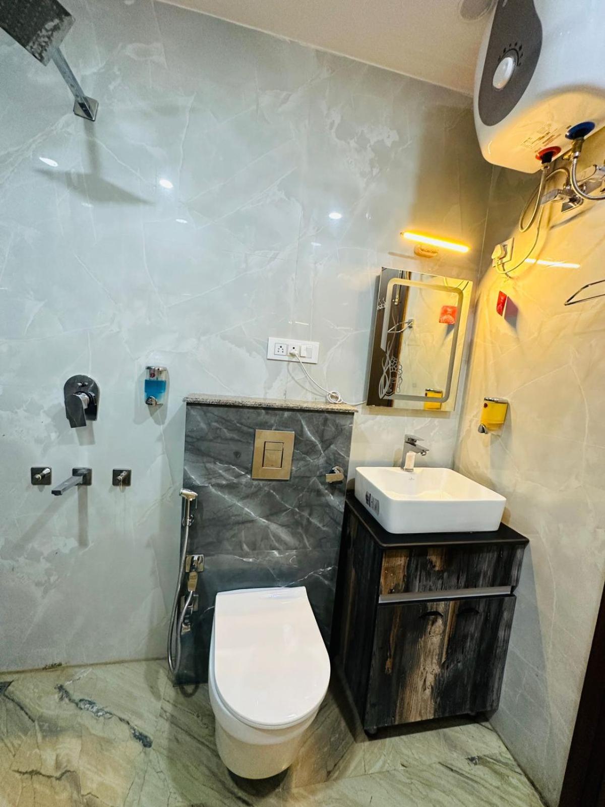 Hotel Samrat Residency 10 Mints Walking Distance Nizamuddin Railway Station Нью-Делі Екстер'єр фото