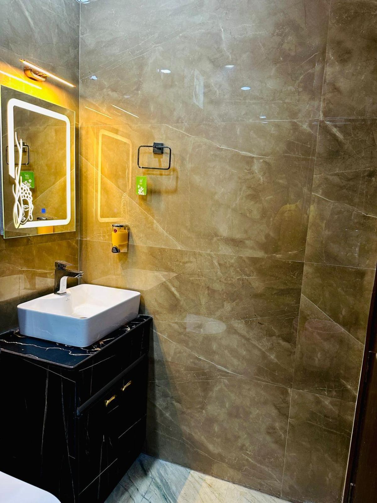 Hotel Samrat Residency 10 Mints Walking Distance Nizamuddin Railway Station Нью-Делі Екстер'єр фото