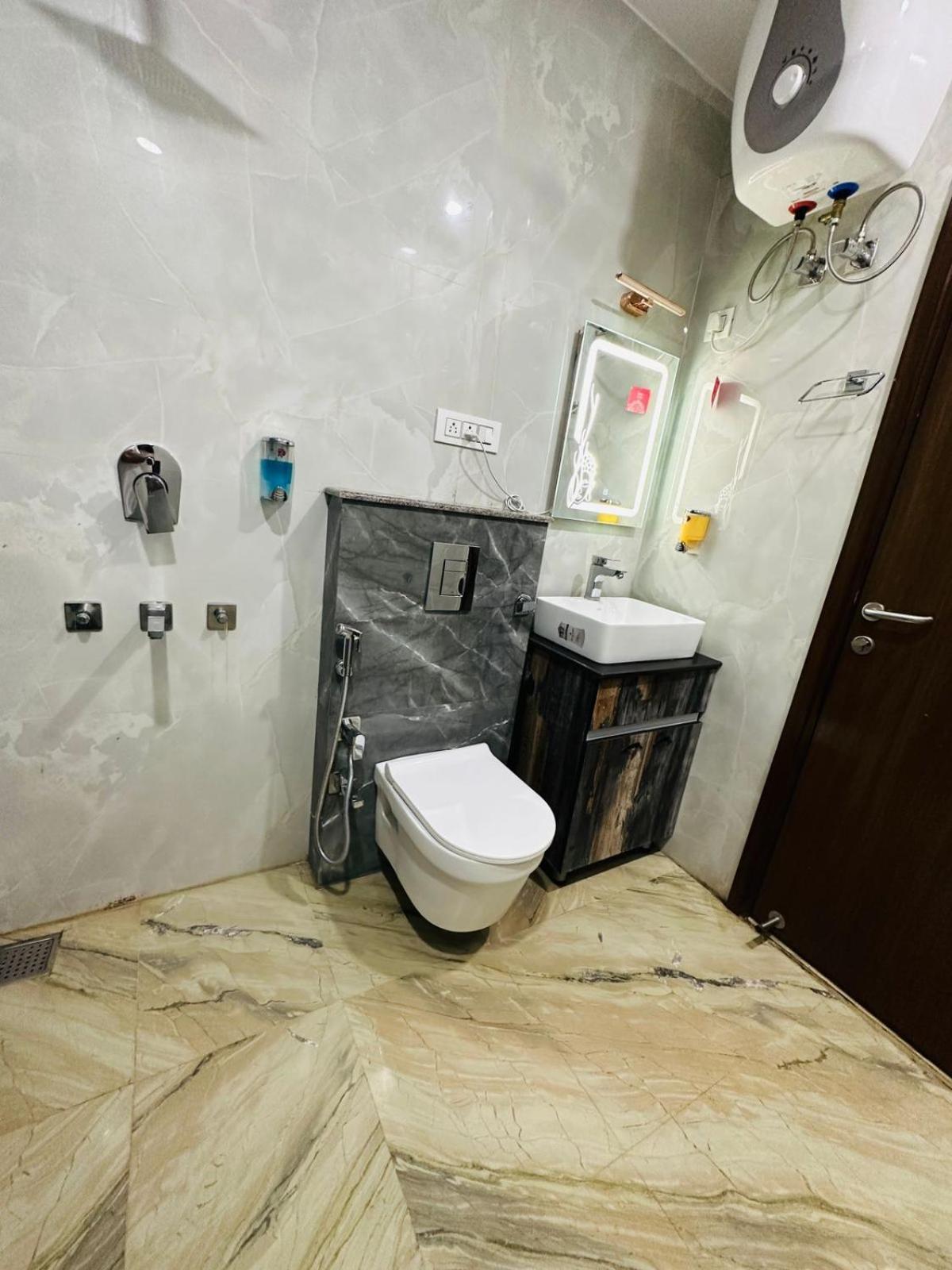 Hotel Samrat Residency 10 Mints Walking Distance Nizamuddin Railway Station Нью-Делі Екстер'єр фото