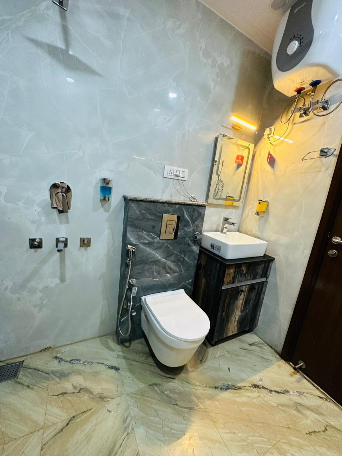 Hotel Samrat Residency 10 Mints Walking Distance Nizamuddin Railway Station Нью-Делі Екстер'єр фото